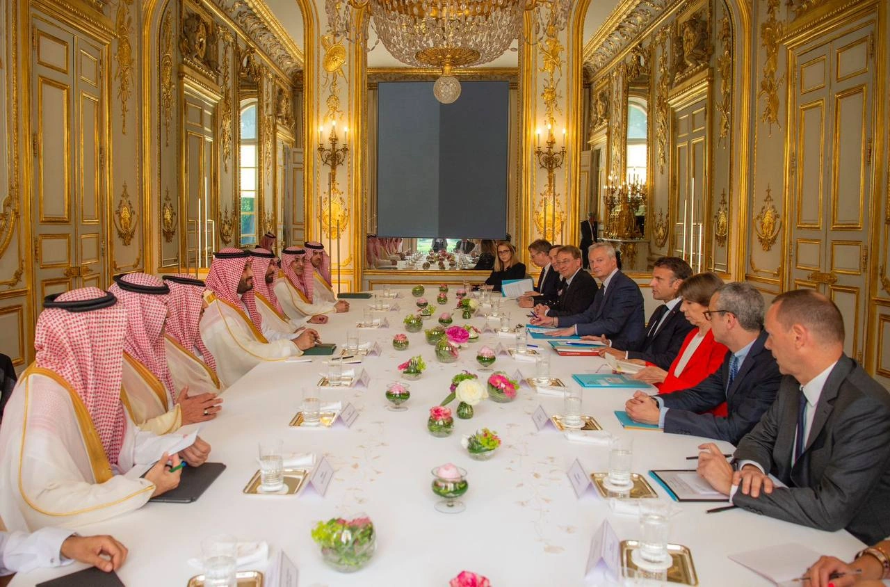 فخامة رئيس الجمهورية الفرنسية يستقبل سمو سيدي ولي العهد في قصر الإليزيه بباريس. - صورة 1