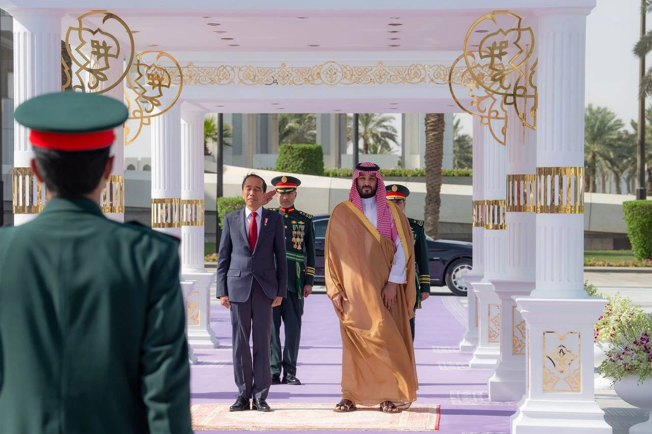 سمو سيدي ولي العهد يستقبل فخامة رئيس جمهورية إندونيسيا بالرياض، ويقيم مراسم استقبال رسمية لفخامته - صورة 1