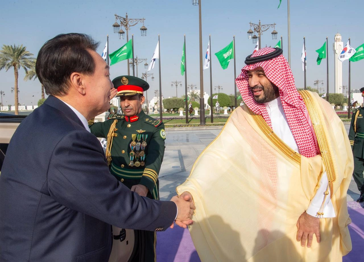 سمو سيدي ولي العهد يستقبل فخامة رئيس جمهورية كوريا، وقد أجريت مراسم استقبال رسمية لفخامته - صورة 1