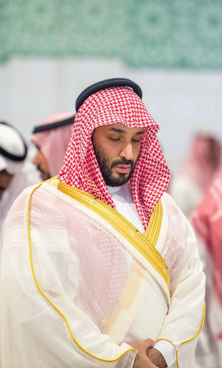 سمو سيدي ولي العهد يؤدي صلاة الميت على صاحب السمو الملكي الأمير ممدوح بن عبدالعزيز رحمه الله - صورة 1