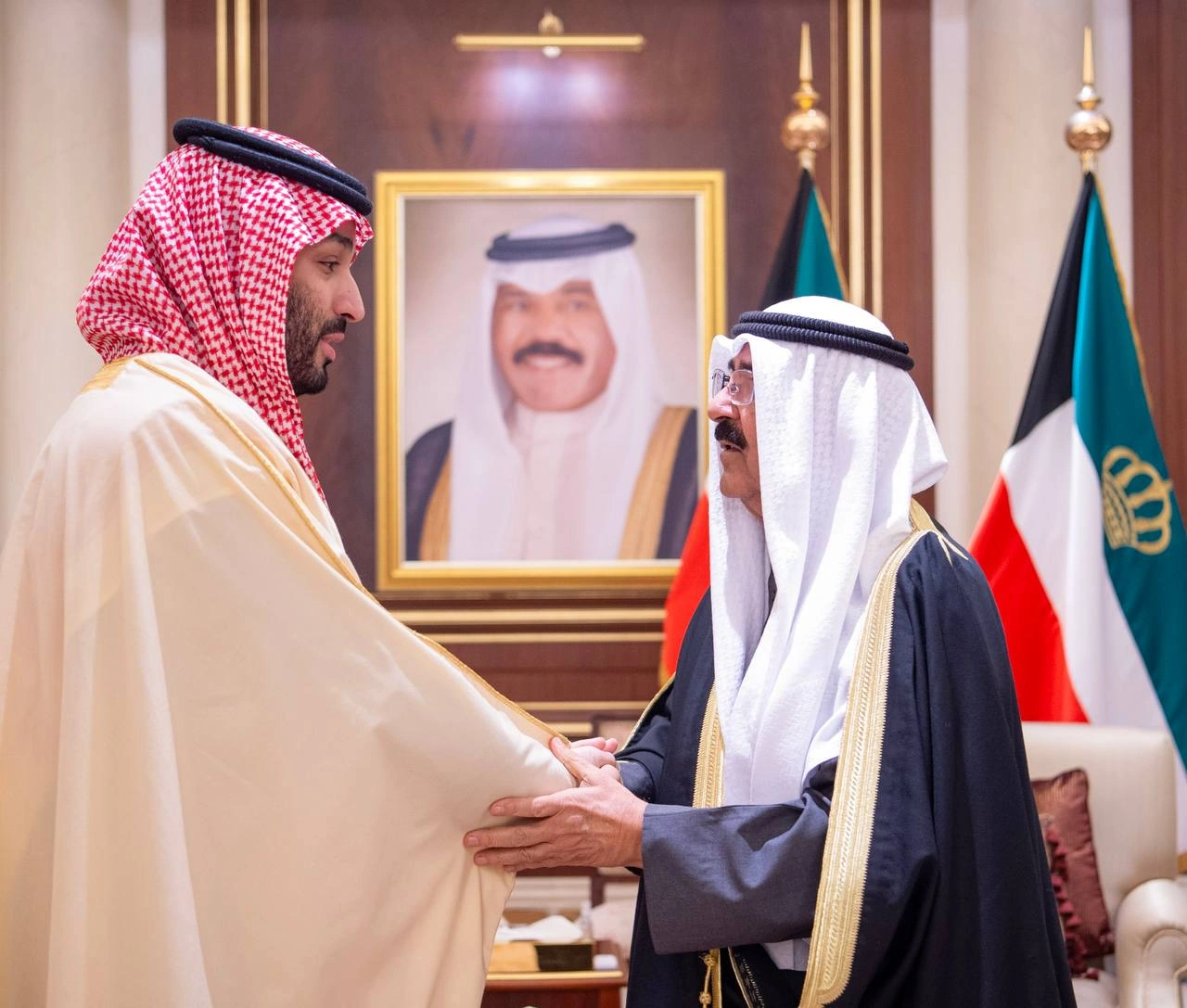 سمو سيدي ولي العهد يقدم واجب العزاء في وفاة سمو الشيخ نواف الأحمد الصباح - صورة 1