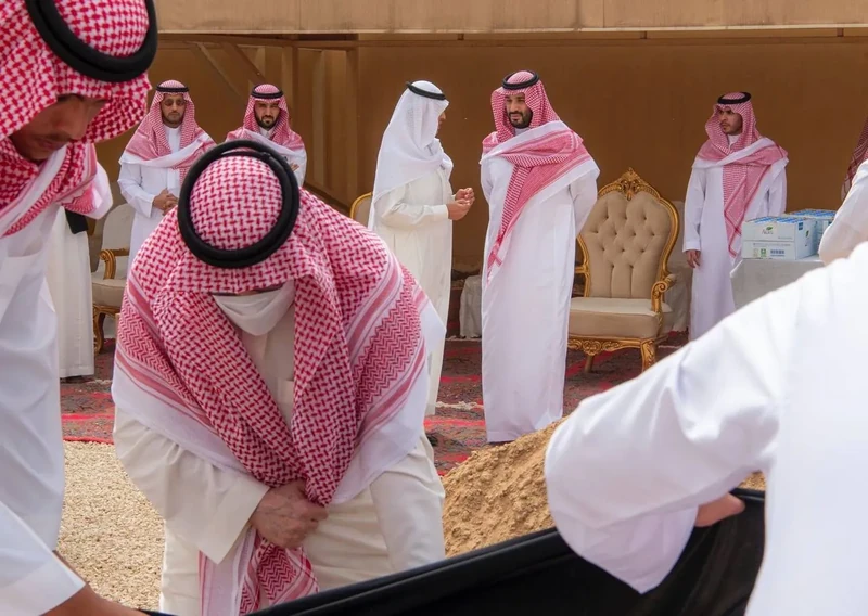 سمو سيدي ولي العهد يؤدي صلاة الميت على صاحبة السمو الملكي الأميرة الجوهرة بنت عبدالعزيز - صورة 12