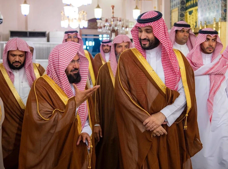سمو سيدي ولي العهد يزور المسجد النبوي ويؤدي الصلاة بالروضة الشريفة - صورة 6