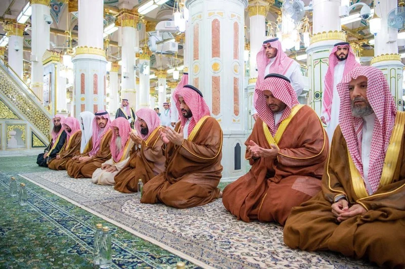 سمو سيدي ولي العهد يزور المسجد النبوي ويؤدي الصلاة بالروضة الشريفة - صورة 3