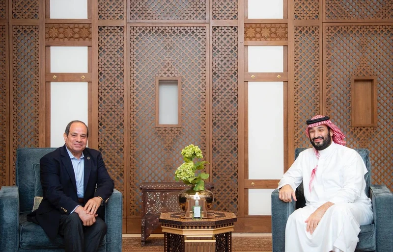 سمو سيدي ولي العهد يستقبل فخامة رئيس جمهورية مصر لدى وصوله جدة - Photo 3