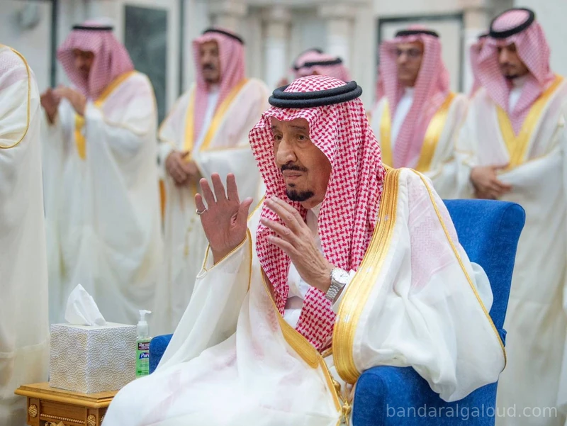 سيدي خادم الحرمين الشريفين يؤدي صلاة عيد الفطر المبارك في قصر السلام بجدة - Photo 3
