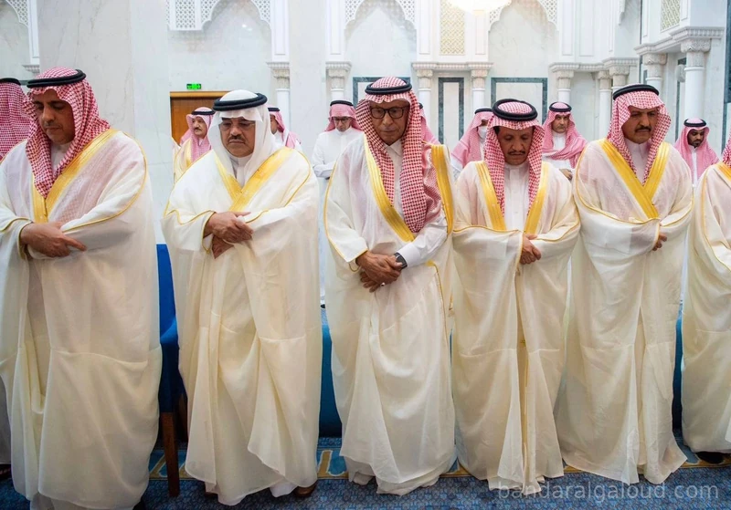سيدي خادم الحرمين الشريفين يؤدي صلاة عيد الفطر المبارك في قصر السلام بجدة - Photo 4
