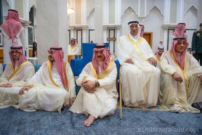 سيدي خادم الحرمين الشريفين يؤدي صلاة عيد الفطر المبارك في قصر السلام بجدة - Photo 5