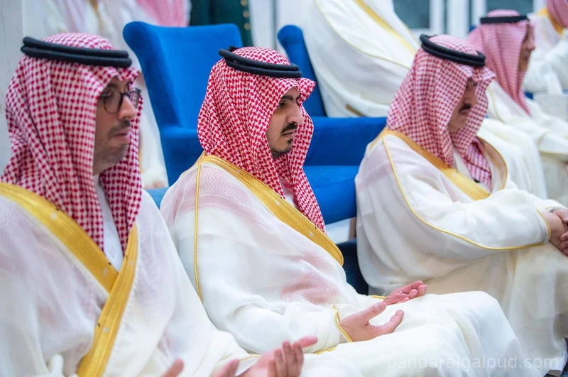 سيدي خادم الحرمين الشريفين يؤدي صلاة عيد الفطر المبارك في قصر السلام بجدة - Photo 6