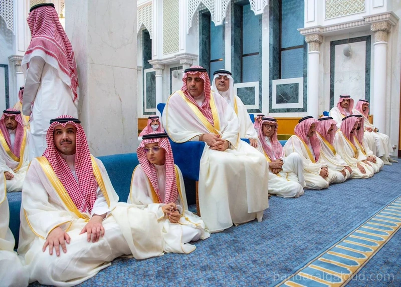 سيدي خادم الحرمين الشريفين يؤدي صلاة عيد الفطر المبارك في قصر السلام بجدة - Photo 9