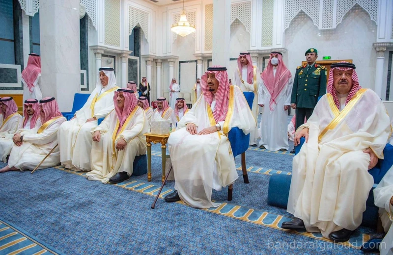 سيدي خادم الحرمين الشريفين يؤدي صلاة عيد الفطر المبارك في قصر السلام بجدة - Photo 11