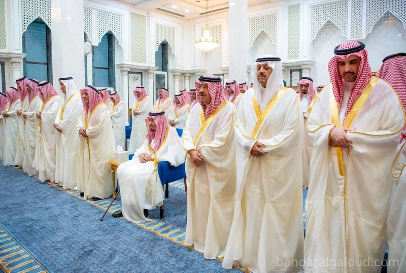 سيدي خادم الحرمين الشريفين يؤدي صلاة عيد الفطر المبارك في قصر السلام بجدة - Photo 12