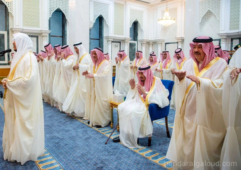 سيدي خادم الحرمين الشريفين يؤدي صلاة عيد الفطر المبارك في قصر السلام بجدة - Photo 13