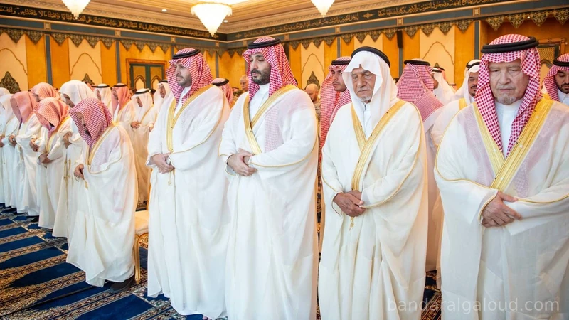 سيدي خادم الحرمين الشريفين يؤدي صلاة عيد الفطر المبارك في قصر السلام بجدة - Photo 14