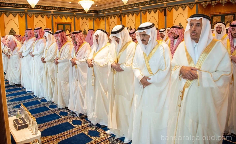 سيدي خادم الحرمين الشريفين يؤدي صلاة عيد الفطر المبارك في قصر السلام بجدة - Photo 15