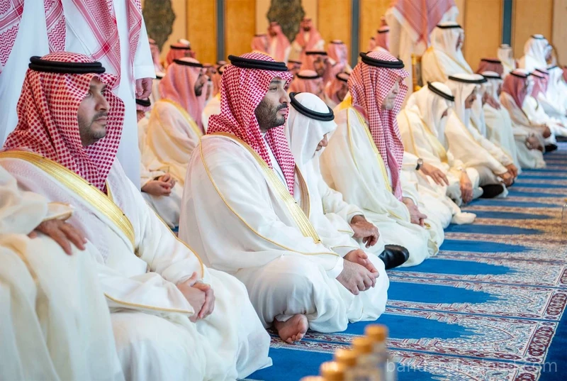 سيدي خادم الحرمين الشريفين يؤدي صلاة عيد الفطر المبارك في قصر السلام بجدة - Photo 16