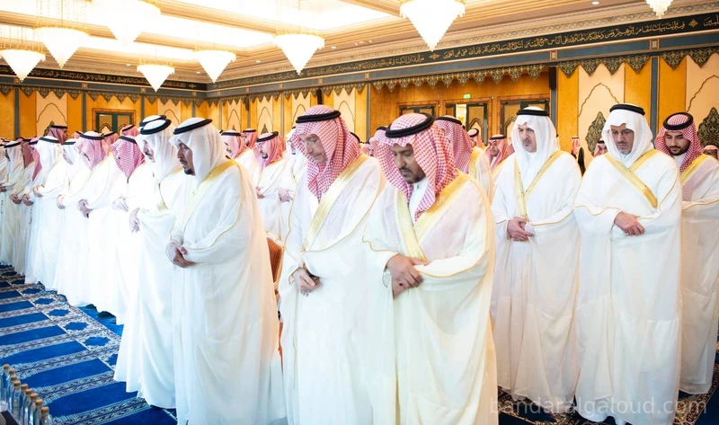 سيدي خادم الحرمين الشريفين يؤدي صلاة عيد الفطر المبارك في قصر السلام بجدة - Photo 17