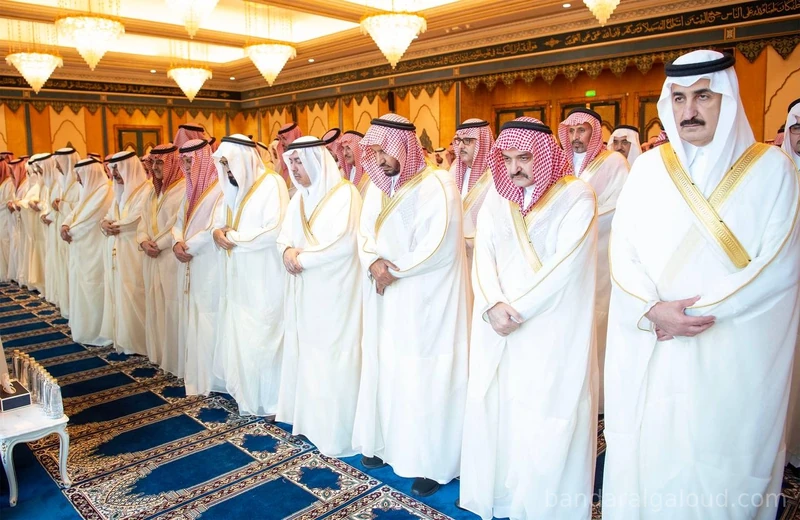 سيدي خادم الحرمين الشريفين يؤدي صلاة عيد الفطر المبارك في قصر السلام بجدة - Photo 18