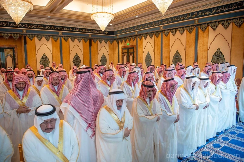 سيدي خادم الحرمين الشريفين يؤدي صلاة عيد الفطر المبارك في قصر السلام بجدة - Photo 22