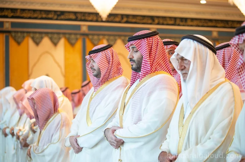 سيدي خادم الحرمين الشريفين يؤدي صلاة عيد الفطر المبارك في قصر السلام بجدة - Photo 24