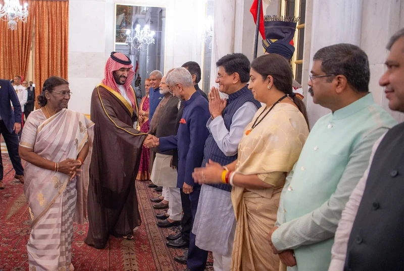 سمو سيدي ولي العهد ورئيسة جمهورية الهند يعقدان اجتماعاً في القصر الرئاسي في نيودلهي - صورة 9