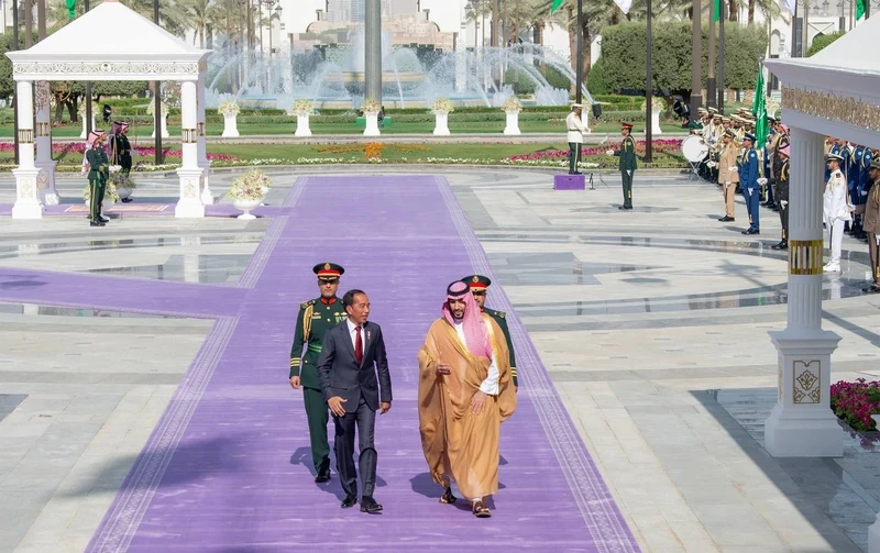سمو سيدي ولي العهد يستقبل فخامة رئيس جمهورية إندونيسيا بالرياض، ويقيم مراسم استقبال رسمية لفخامته - صورة 2