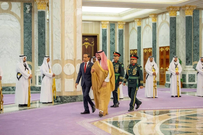 سمو سيدي ولي العهد يستقبل فخامة رئيس جمهورية إندونيسيا بالرياض، ويقيم مراسم استقبال رسمية لفخامته - صورة 7