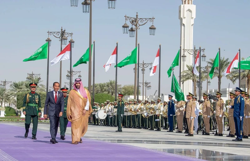 سمو سيدي ولي العهد يستقبل فخامة رئيس جمهورية إندونيسيا بالرياض، ويقيم مراسم استقبال رسمية لفخامته - صورة 10