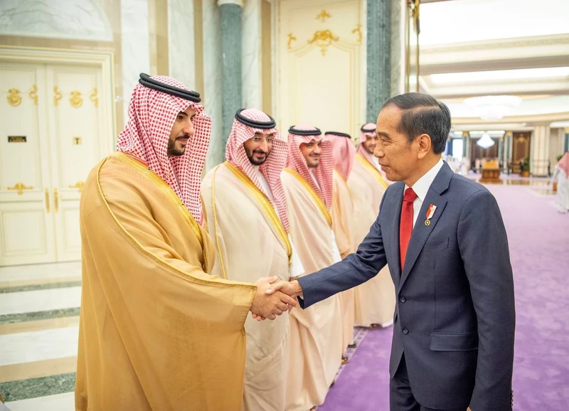 سمو سيدي ولي العهد يستقبل فخامة رئيس جمهورية إندونيسيا بالرياض، ويقيم مراسم استقبال رسمية لفخامته - صورة 16