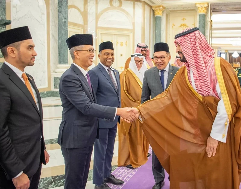 يستقبل في قصر اليمامة بالرياض، دولة رئيس وزراء ماليزيا، ويقيم مراسم استقبال رسمية لدولته - Photo 15
