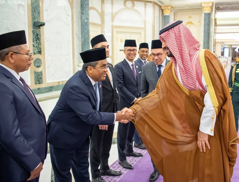 يستقبل في قصر اليمامة بالرياض، دولة رئيس وزراء ماليزيا، ويقيم مراسم استقبال رسمية لدولته - Photo 16