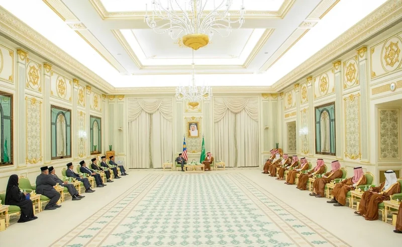 يستقبل في قصر اليمامة بالرياض، دولة رئيس وزراء ماليزيا، ويقيم مراسم استقبال رسمية لدولته - Photo 17