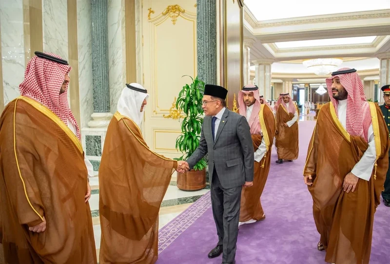 يستقبل في قصر اليمامة بالرياض، دولة رئيس وزراء ماليزيا، ويقيم مراسم استقبال رسمية لدولته - Photo 18