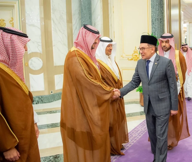يستقبل في قصر اليمامة بالرياض، دولة رئيس وزراء ماليزيا، ويقيم مراسم استقبال رسمية لدولته - Photo 19