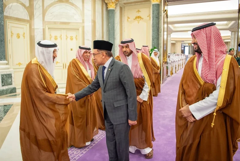 يستقبل في قصر اليمامة بالرياض، دولة رئيس وزراء ماليزيا، ويقيم مراسم استقبال رسمية لدولته - Photo 20