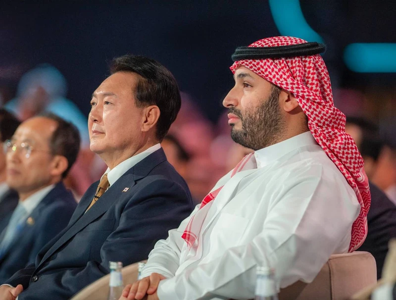 سمو سيدي ولي العهد يشهد الجلسة الحوارية لرئيس جمهورية كوريا بمنتدى مستقبل الاستثمار - Photo 4