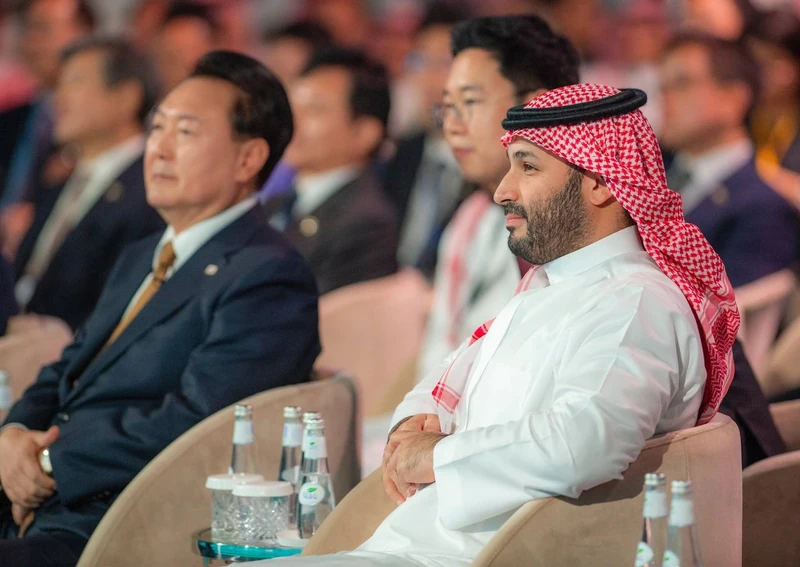 سمو سيدي ولي العهد يشهد الجلسة الحوارية لرئيس جمهورية كوريا بمنتدى مستقبل الاستثمار - Photo 3