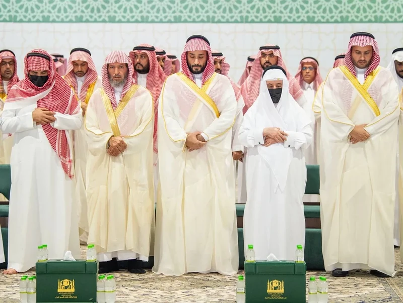 سمو سيدي ولي العهد يؤدي صلاة الميت على صاحب السمو الملكي الأمير ممدوح بن عبدالعزيز رحمه الله - صورة 4