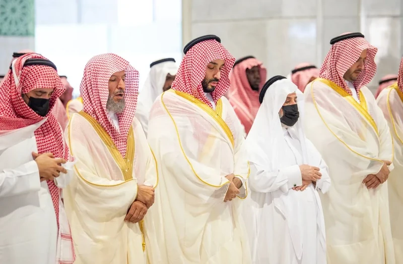 سمو سيدي ولي العهد يؤدي صلاة الميت على صاحب السمو الملكي الأمير ممدوح بن عبدالعزيز رحمه الله - صورة 5