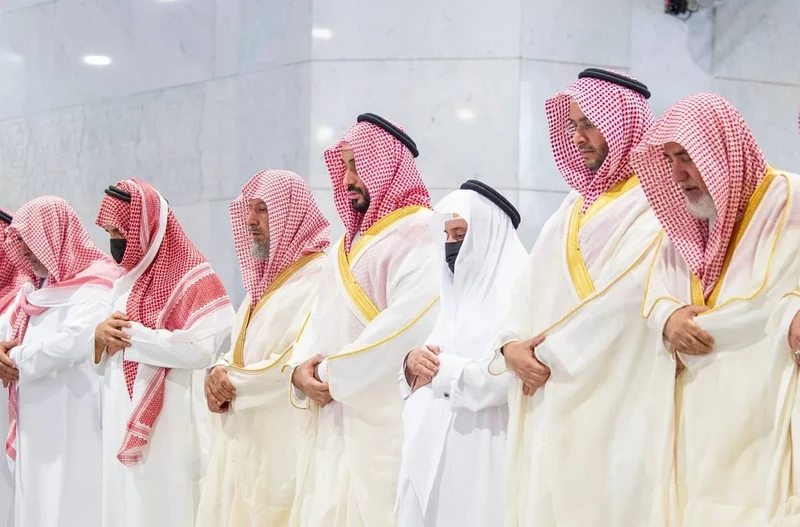 سمو سيدي ولي العهد يؤدي صلاة الميت على صاحب السمو الملكي الأمير ممدوح بن عبدالعزيز رحمه الله - صورة 6