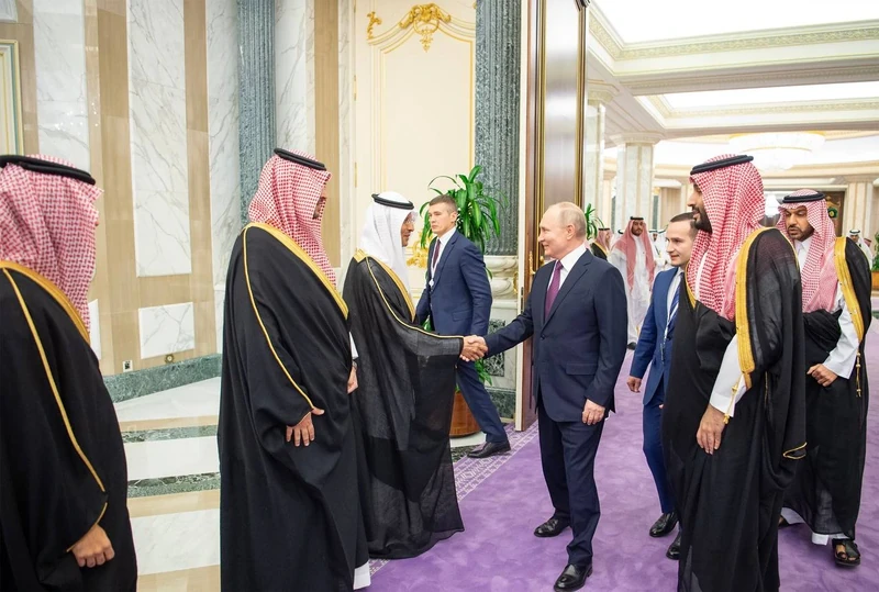 سمو سيدي ولي العهد يستقبل في قصر اليمامة بالرياض فخامة الرئيس فلاديمير بوتين رئيس روسيا الاتحادية - صورة 7