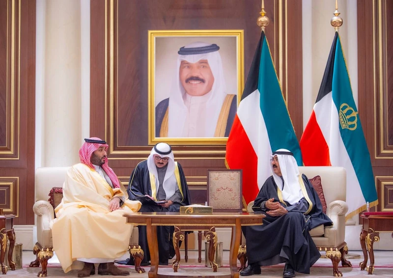 سمو سيدي ولي العهد يقدم واجب العزاء في وفاة سمو الشيخ نواف الأحمد الصباح - صورة 9