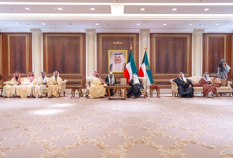 سمو سيدي ولي العهد يقدم واجب العزاء في وفاة سمو الشيخ نواف الأحمد الصباح - صورة 10