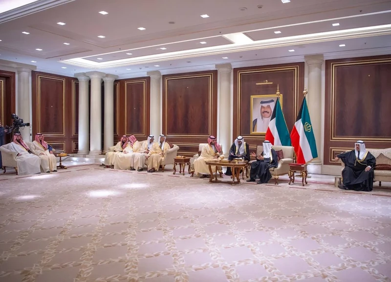 سمو سيدي ولي العهد يقدم واجب العزاء في وفاة سمو الشيخ نواف الأحمد الصباح - صورة 11