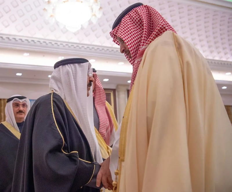 سمو سيدي ولي العهد يقدم واجب العزاء في وفاة سمو الشيخ نواف الأحمد الصباح - صورة 13