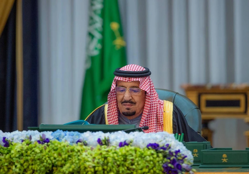 سيدي خادم الحرمين الشريفين يرأس جلسة مجلس الوزراء - صورة 4