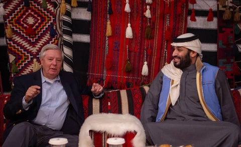 سمو سيدي ولي العهد يجتمع مع السيناتور الأمريكي ليندسي غراهام بالعلا