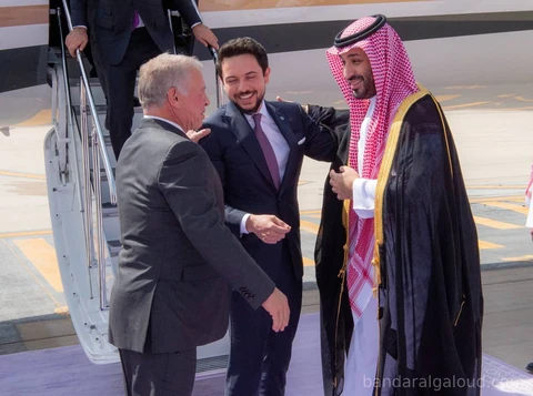 سمو سيدي ولي العهد يستقبل جلالة ملك الأردن لدى وصوله الرياض