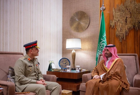 سمو سيدي ولي العهد يستقبل قائد الجيش الباكستاني