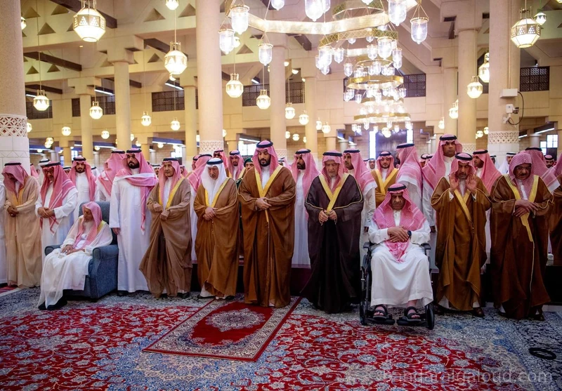 سمو سيدي ولي العهد يؤدي صلاة الميت على الأميرة لطيفة بنت عبدالعزيز رحمها الله - صورة 3